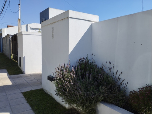 Imagen 3 de 17 de Cabaña Cercana Al Lago; Equipada Para 5 Personas; Con Aire Acondicionado; Cuenta Con Parrilla; Pérgola; Cochera Y Pelopincho En Un Predio Exclusivo Y Cerrado Alquiler Por Dia; Semana; O Mes .
