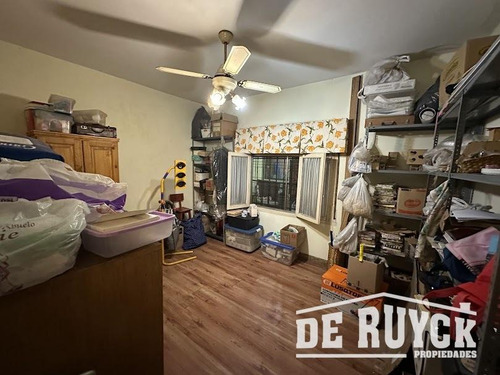 Casa Con Quincho En Barrio San Emilio