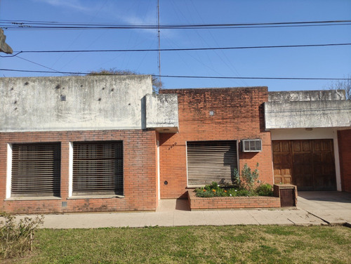 Cortines Sobre Avenida Principal