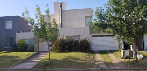 Espectacular Casa En Claros Del Bosque