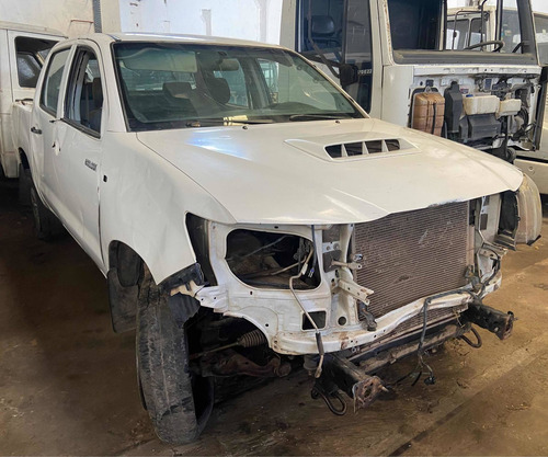 Imagen 14 de 16 de Toyota Hilux 2.5 4x2 2015 No Chocada Con Faltantes Al Día