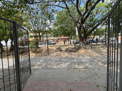 Ji 25-18345. En Venta Terreno De 240m2 Con Bienhechurías, Ubicado En Guatire.