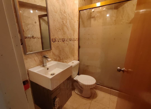 En Venta Iluminado Penthouse Duplex Remodelado 4/3/2 155 M2 Agua Constante Edificio Bien Mantenido