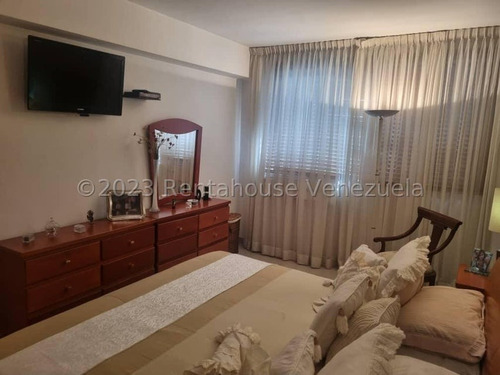Amplio E Iluminado Apartamento, Excelente Distribución, Hermosa Y Comoda Cocina, Decoraciones En Escayola, Agradable Clima, Hermosa Vista, Cuenta Con Pozo De Agua, Planta Eléctrica
