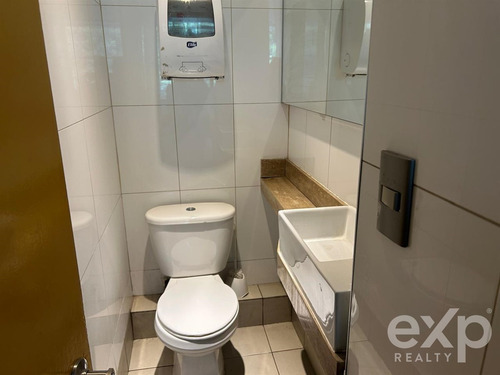 Local Comercial En Arriendo En Las Condes En Primer Piso