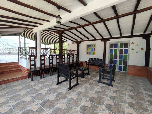 Vendo Espectacular Casa De 1.554 M2 De Terreno, 825 M2 De Construcción: 6h, 7b, 20 Pe, Ref. 800.000 - San Rafael De Tabay, Merida