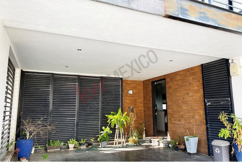 Casa En Venta Con Acabados De Lujo En La Carcaña