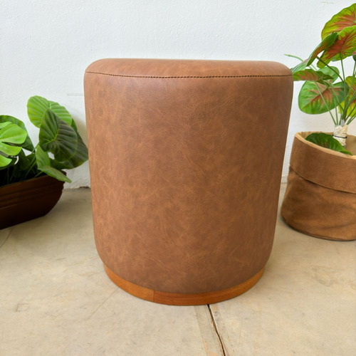 Puff Barcelona Decorativo Com Couro Caramelo E Base Madeira