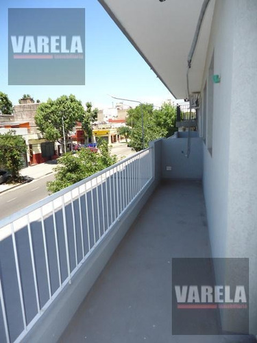 2 Amb. C/balcón Al Frente. A Nuevo. Bajas Expensas: Av. Cobo 555 Oportunidad!!