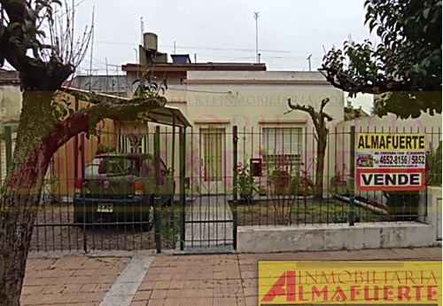 Vivienda Ph Al Frente De 3 Ambientes Con Entrada De Auto Y Jardn.