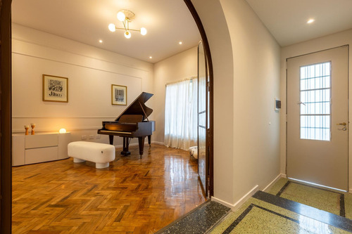 Casa Cuatro Dormitorios, Cochera Y Terraza Con Pileta En Venta Abasto