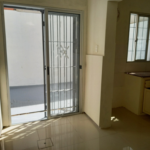 Imagen 17 de 19 de Dueño Vende Casa De Época Remodelada, Planta Baja, En Zona Tranquila De Pocitos. 120 Mts Cuadrados Superficie Total Del Terreno. Con Garaje Y Patio.