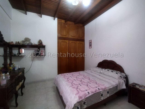 Gran Edificio En Venta En El Casco Central De Palo Negro Con Locales Comercial, Y Apartamentos Db 24-17347