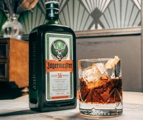 Imagen 3 de 7 de Jagermeister Twin Pack 2 Botellas 500ml + 2 Shots Estuche
