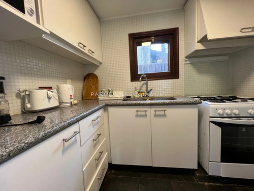 Casa En Venta De 2 Dormitorios En Barrio Privado Parque Pinares, Punta Del Este.