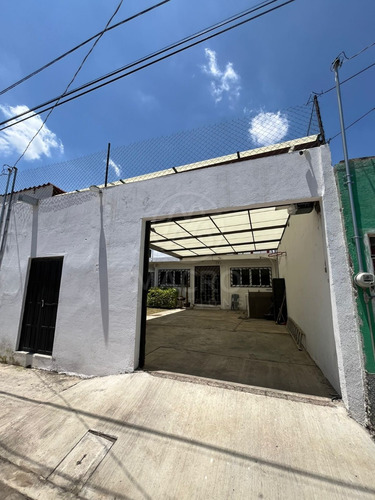 Casa En Venta En Col. Cuauhtemoc De Un Solo Nivel Con Jardín