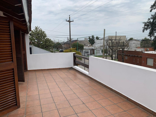 Imagen 15 de 25 de Casa Con Cuatro Dormitorios, Jardin Y Piscina.