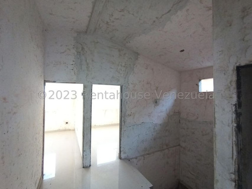 Hermosa Parcela De Terreno De 208,40 M2 Con Casa Estilo Duplex Construida Sobre Ella De Aproximadamente 165 M2, Su Distribucion Es Concepto Abierto En Obra Limpia Con Pisos En Porcelanato