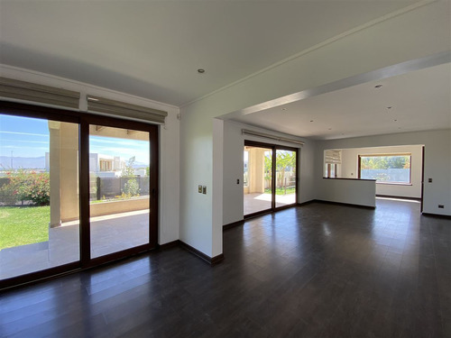 Casa En Venta De 4 Dorm. En Colina
