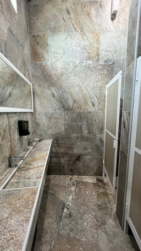 Local En Renta A Pie De Boulevard Euquerio Guerrero 85 M2 Segundo Nivel