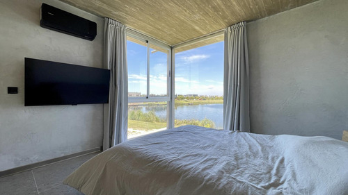 Retasada Casa En Naudir Al Lago Central En Venta - Con Diseño, Hormigon Visto, Piscina