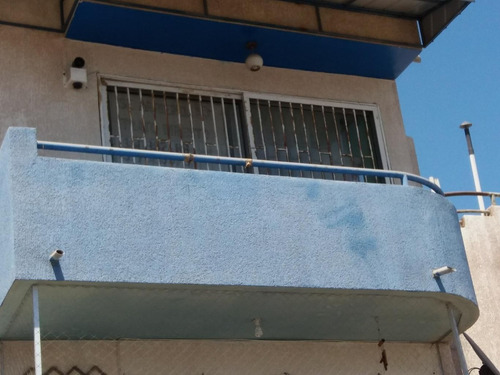 Departamento En Sector Residencial Con Estacionamiento