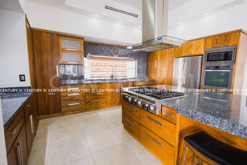 Casa En Venta Con Alberca, En Fraccionamiento Hacienda Santa Fe Chihuahua, Chih.