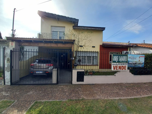 Chalet De 4 Ambientes Con Cochera Para Varios Autos Y Fondo Libre