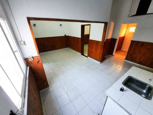 Imagen 2 de 12 de Casa 2 Ambientes Con Patio En Lanús