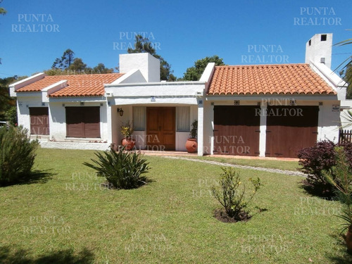 Casa En Alquiler En Pinares A Dos Cuadras Del Mar- Ref: 369