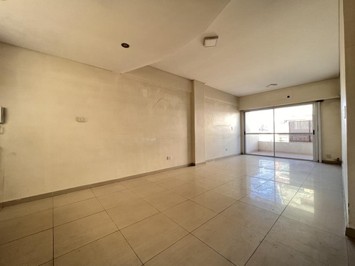 Muy Amplio Y Luminoso Departamento De 2 Dormitorios. Piso Alto En Floresta. Oportunidad!!!!