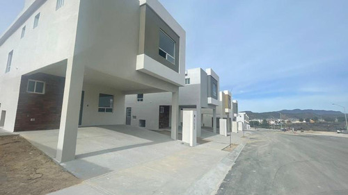 Casa Sola En Venta En Rincon De Foret, Saltillo, Coahuila