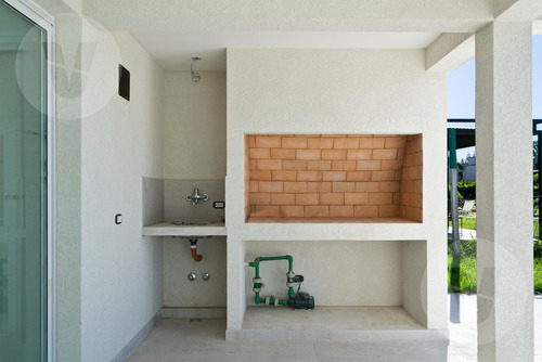 Casa En Venta Con Renta - Barrio Santa Juana, Canning
