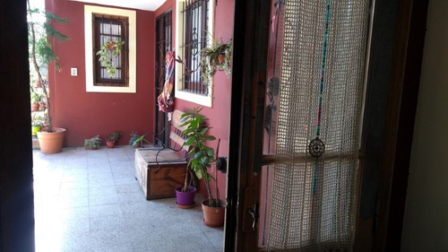 Venta De Pintoresca Casa En Ph Al Frente