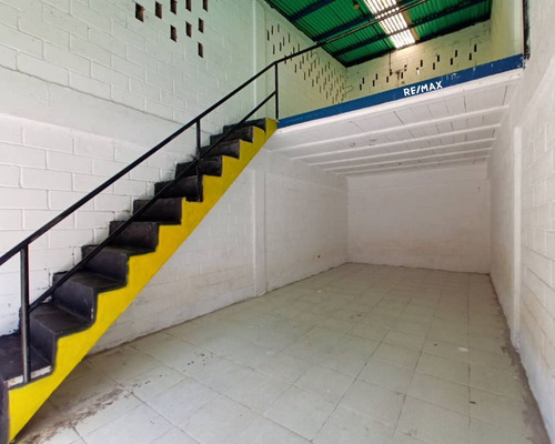 Re/max 2 Mil Alquila, Galpón En La Avenida 4 De Mayo