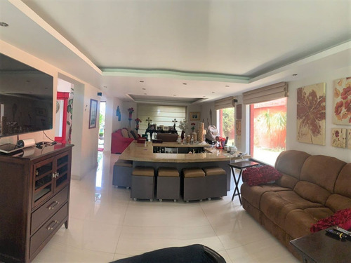 Casa En Venta Con Seguridad En Lomas De Valle Escondido, Ati