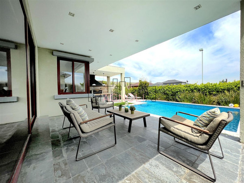 Casa En Venta De 5 Dorm. En Las Condes