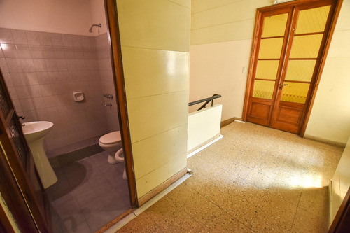 Venta - Casa De Estilo Ideal Instituciones. 400 M2