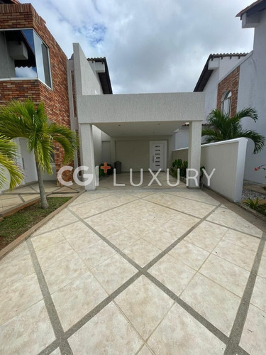 Cgi + Luxury  El Tigre Ofrece En Venta Villas Santa Esmeralda  Superficie De 300 M2