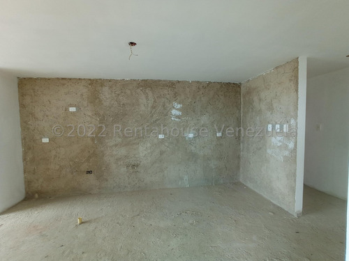 Apartamento Penthouse En Venta Obra Limpia Con Planta Electrica Jardin Piscina Cancha Tenis Planta Estef 24-5713