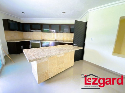 Se Vende Bonita Casa Con Amplios Espacios En Lomas De Cocoyoc