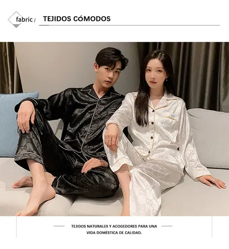 A Conjunto De Pijama De Pareja En Casa De Seda De Lujo.