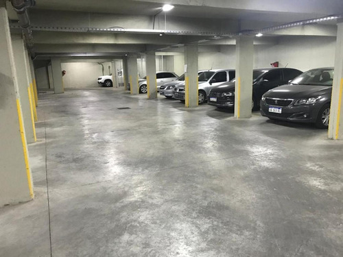 Imagen 1 de 10 de Venta De Cochera En Moron Excente Edificio De Categoria