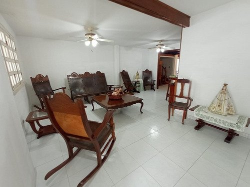 Imagen 3 de 18 de Casa En Venta En El Cafetal Calle Cerrada