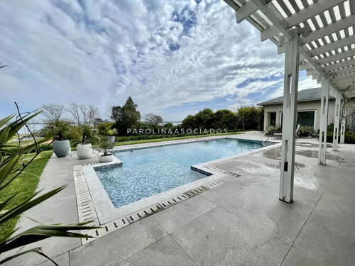 Casa En Venta De 4 Dormitorios En Laguna Del Sauce, Punta Del Este.