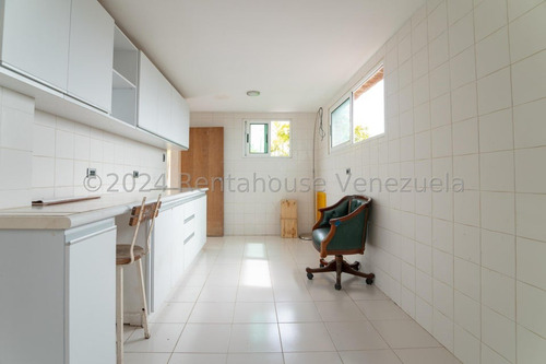 Espectacular Casa Completamente Remodelada En Venta Ubicada En La Lagunita Country Club 25-17423