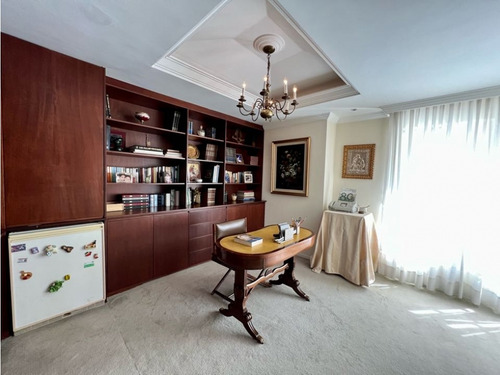 En Venta Casa 800m2. 6h/7b/4p. Urb. Valle Arriba