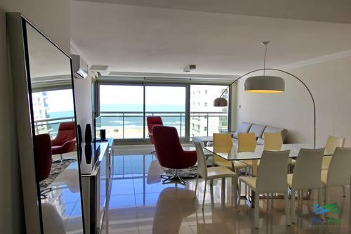 Apartamento De 3 Dormitorios, Primera Linea Frente Al Mar, En Alquiler Y Venta, Punta Del Este