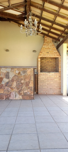 Casa De 3 Quartos E 5 Banheiros
