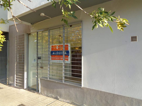 Barrio Alberdi - Excelente Local Comercial De Categoría, Externo En Esquina, Amplio Y Luminoso Con Vidrieras, 2 Baños Y Cocina Separada